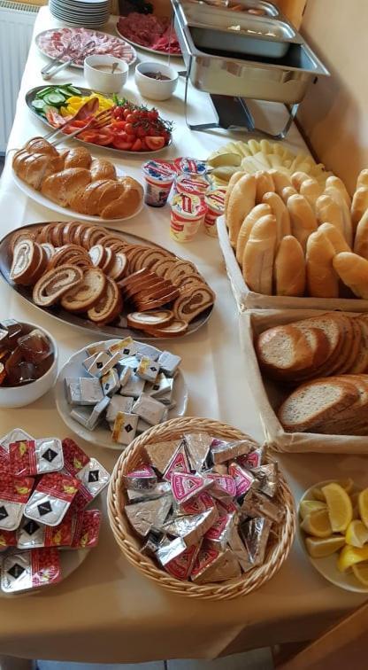 Pizzeria Alzbetka Hotel Strecno Bagian luar foto