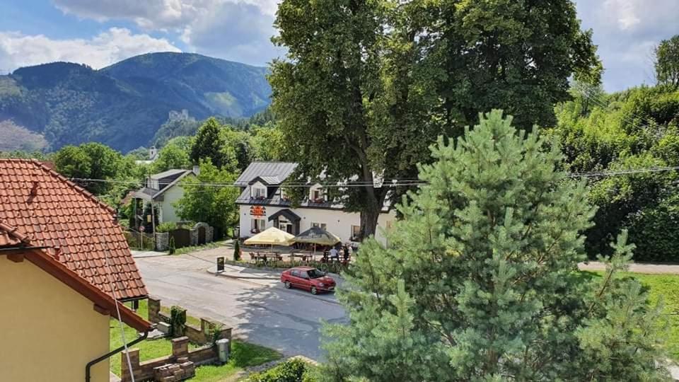 Pizzeria Alzbetka Hotel Strecno Bagian luar foto