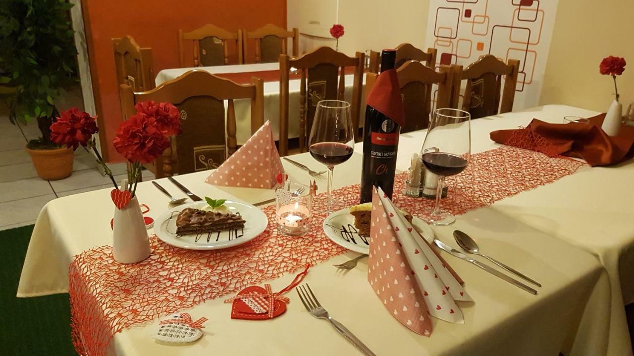 Pizzeria Alzbetka Hotel Strecno Bagian luar foto