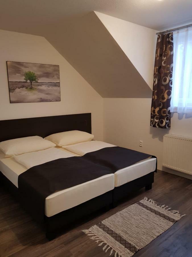 Pizzeria Alzbetka Hotel Strecno Bagian luar foto