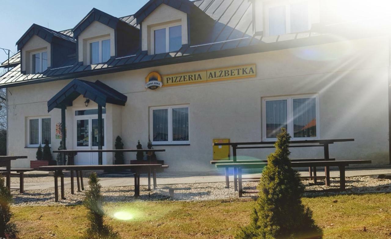 Pizzeria Alzbetka Hotel Strecno Bagian luar foto