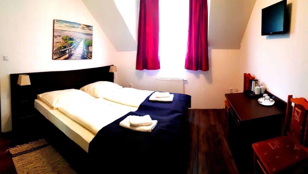 Pizzeria Alzbetka Hotel Strecno Bagian luar foto