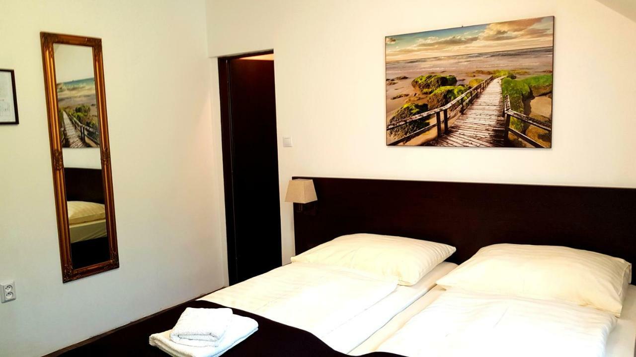 Pizzeria Alzbetka Hotel Strecno Bagian luar foto