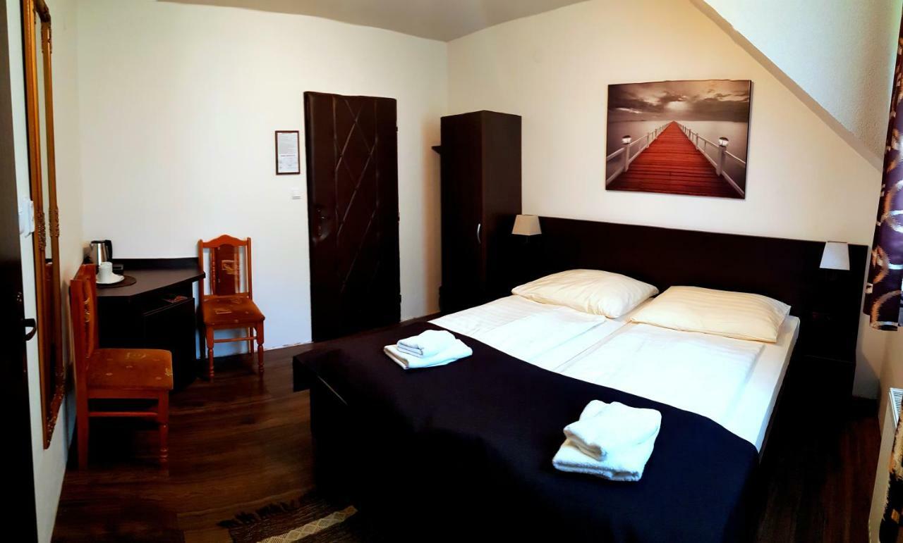 Pizzeria Alzbetka Hotel Strecno Bagian luar foto