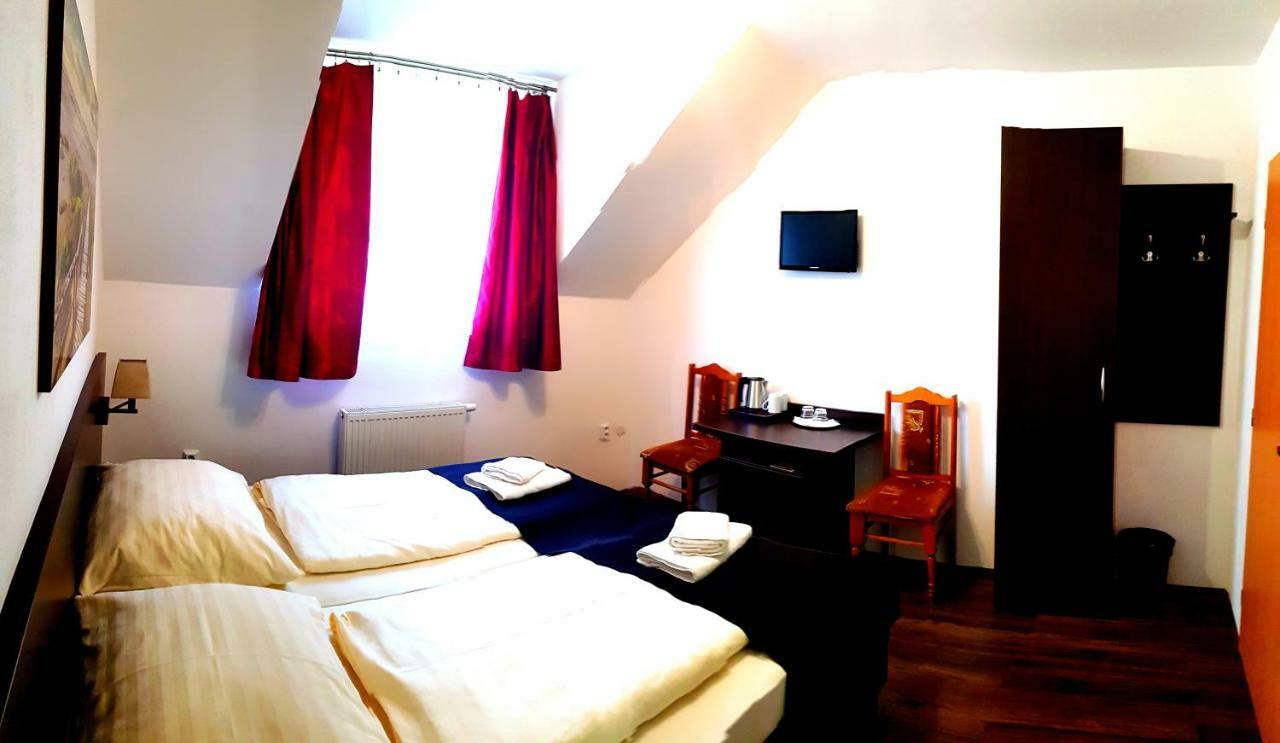Pizzeria Alzbetka Hotel Strecno Bagian luar foto