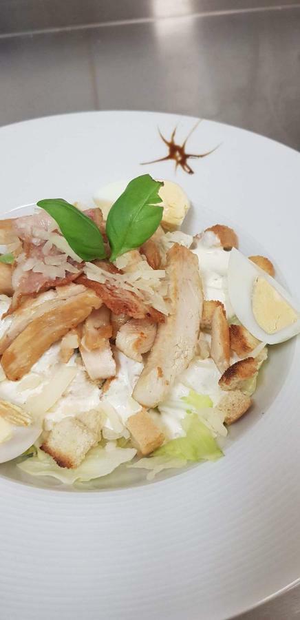 Pizzeria Alzbetka Hotel Strecno Bagian luar foto