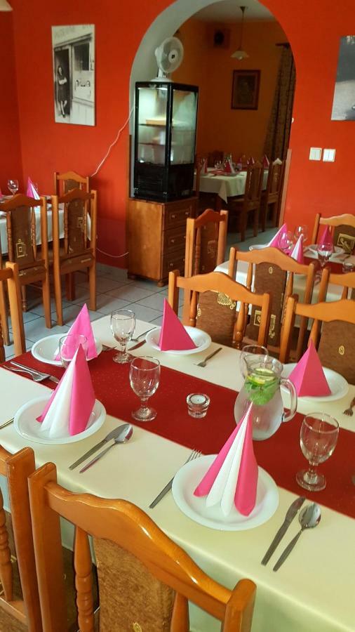 Pizzeria Alzbetka Hotel Strecno Bagian luar foto