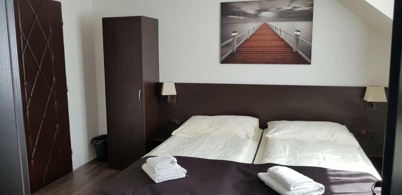 Pizzeria Alzbetka Hotel Strecno Bagian luar foto