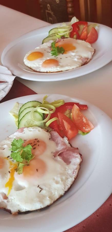 Pizzeria Alzbetka Hotel Strecno Bagian luar foto