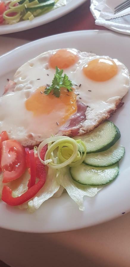 Pizzeria Alzbetka Hotel Strecno Bagian luar foto