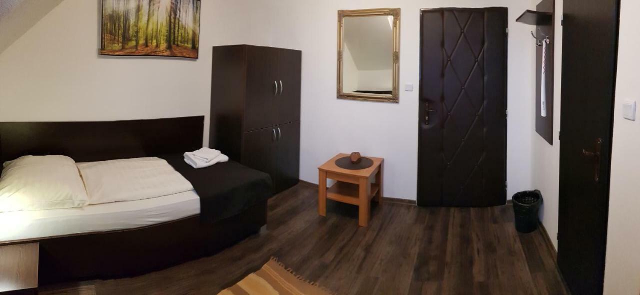 Pizzeria Alzbetka Hotel Strecno Ruang foto