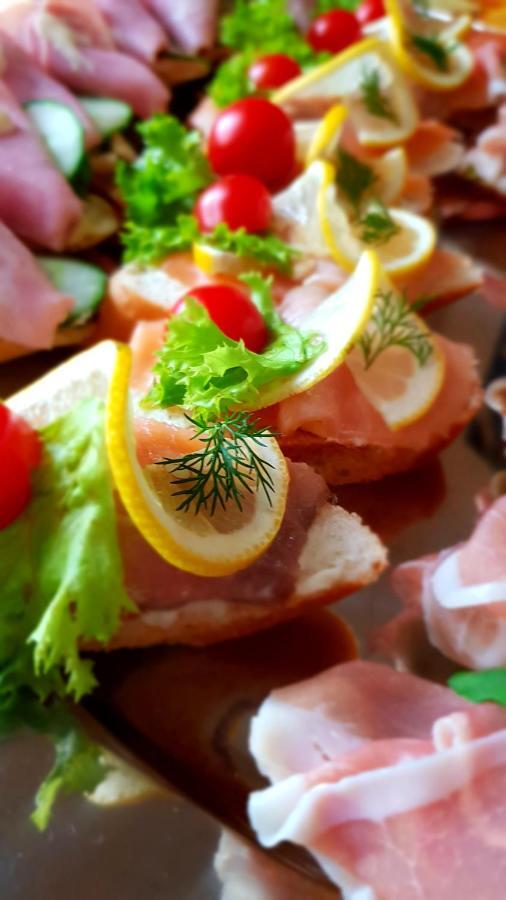 Pizzeria Alzbetka Hotel Strecno Bagian luar foto